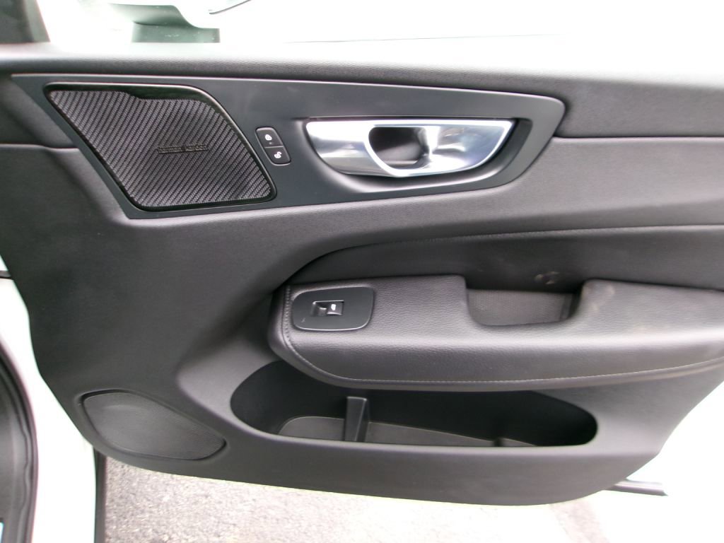 Used 2021 Volvo XC60 T5 Momentum w/ Premium Package image 19