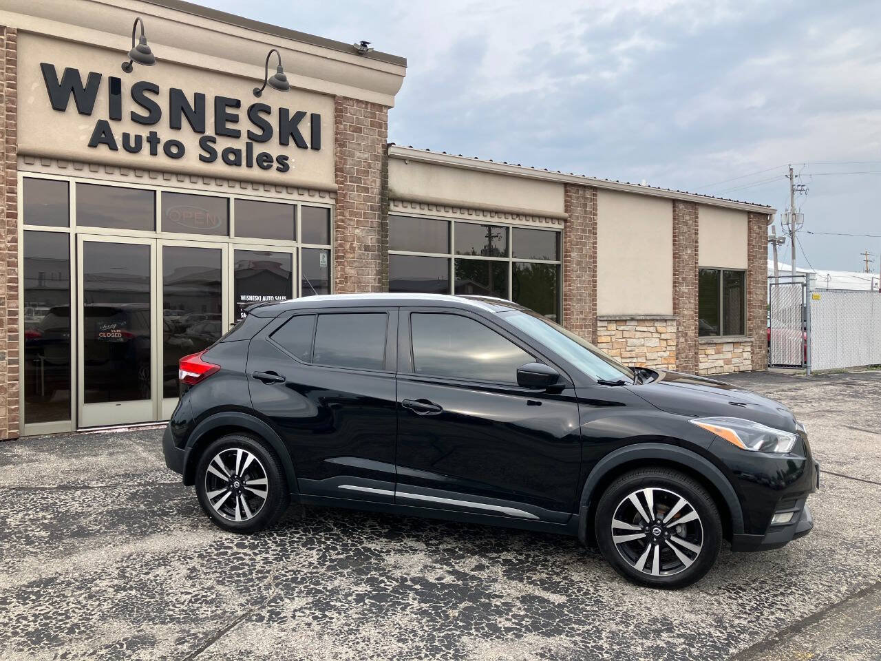 Used 2020 Nissan Kicks SR w/ SR Premium Package FWD image 2