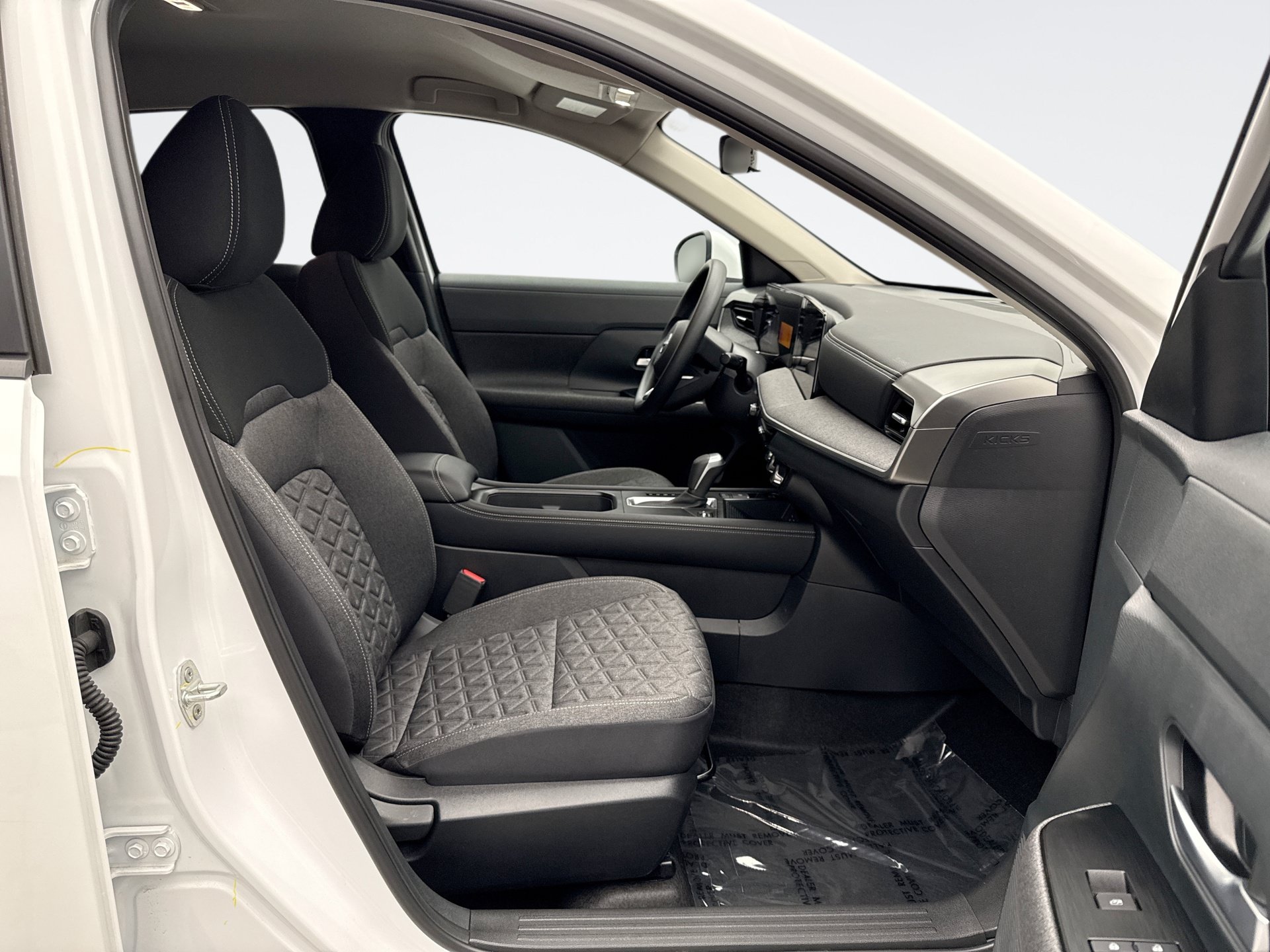 Used 2025 Nissan Kicks SV AWD/4WD image 17