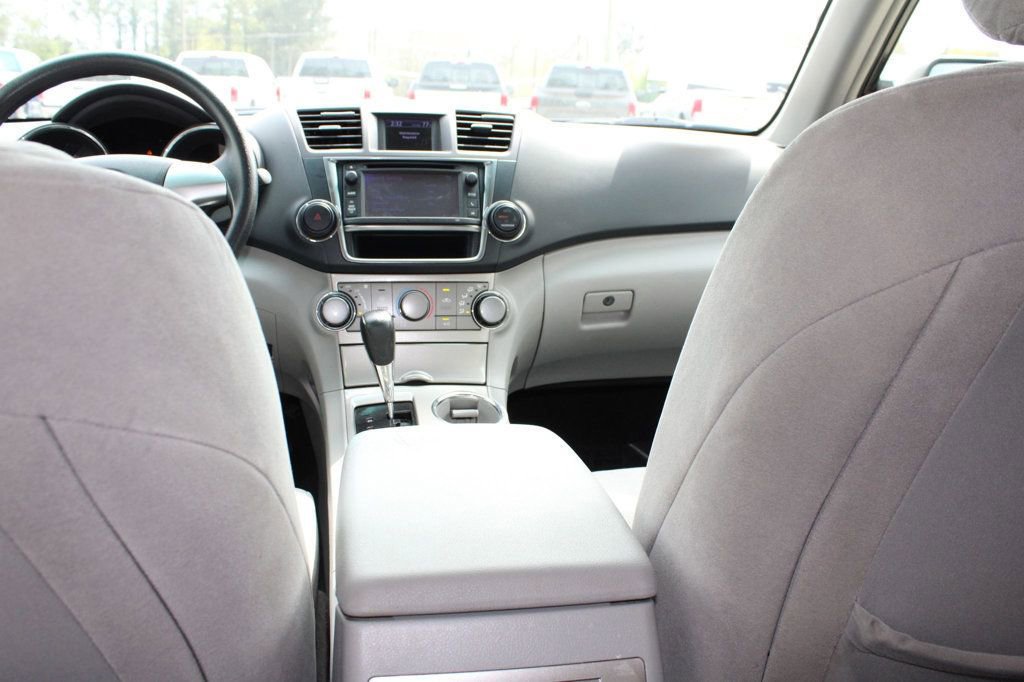 Used 2013 Toyota Highlander Plus w/ Cold Weather Pkg image 31