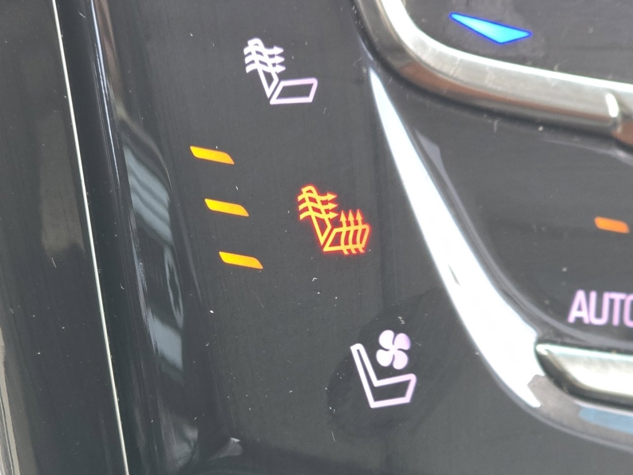 Used 2019 Cadillac Escalade Premium Luxury image 7