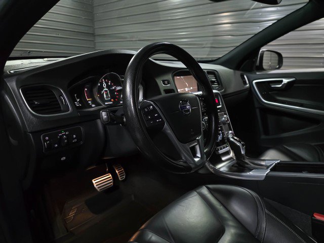 Used 2018 Volvo V60 T6 R-Design Platinum image 10