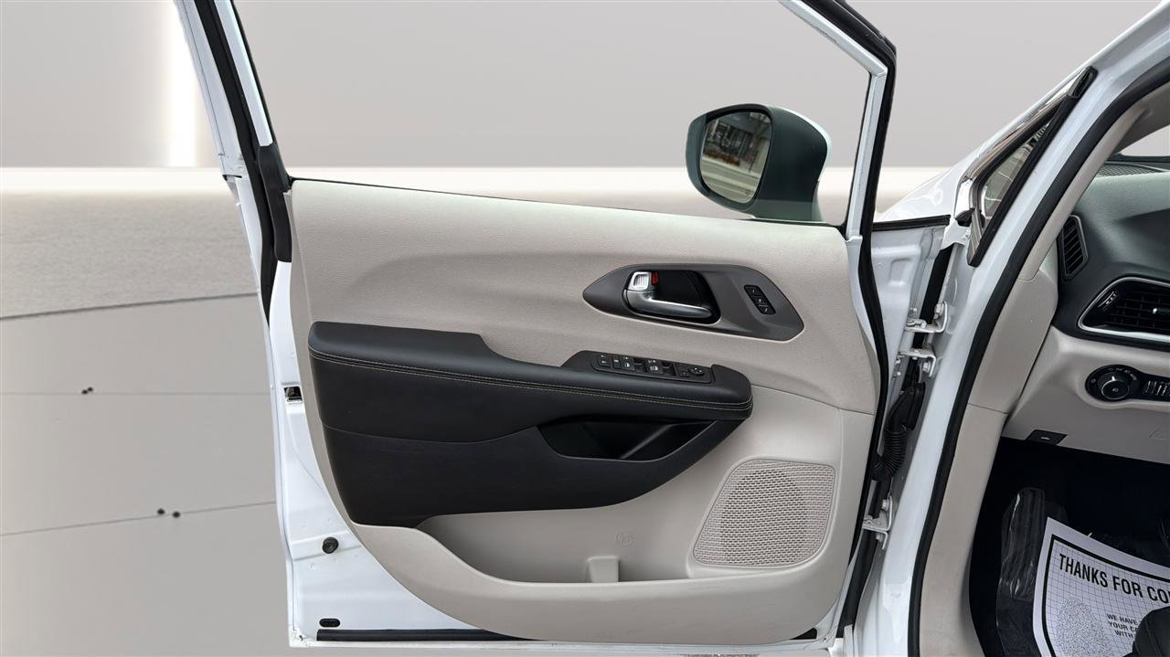 Used 2023 Chrysler Pacifica Touring-L image 15