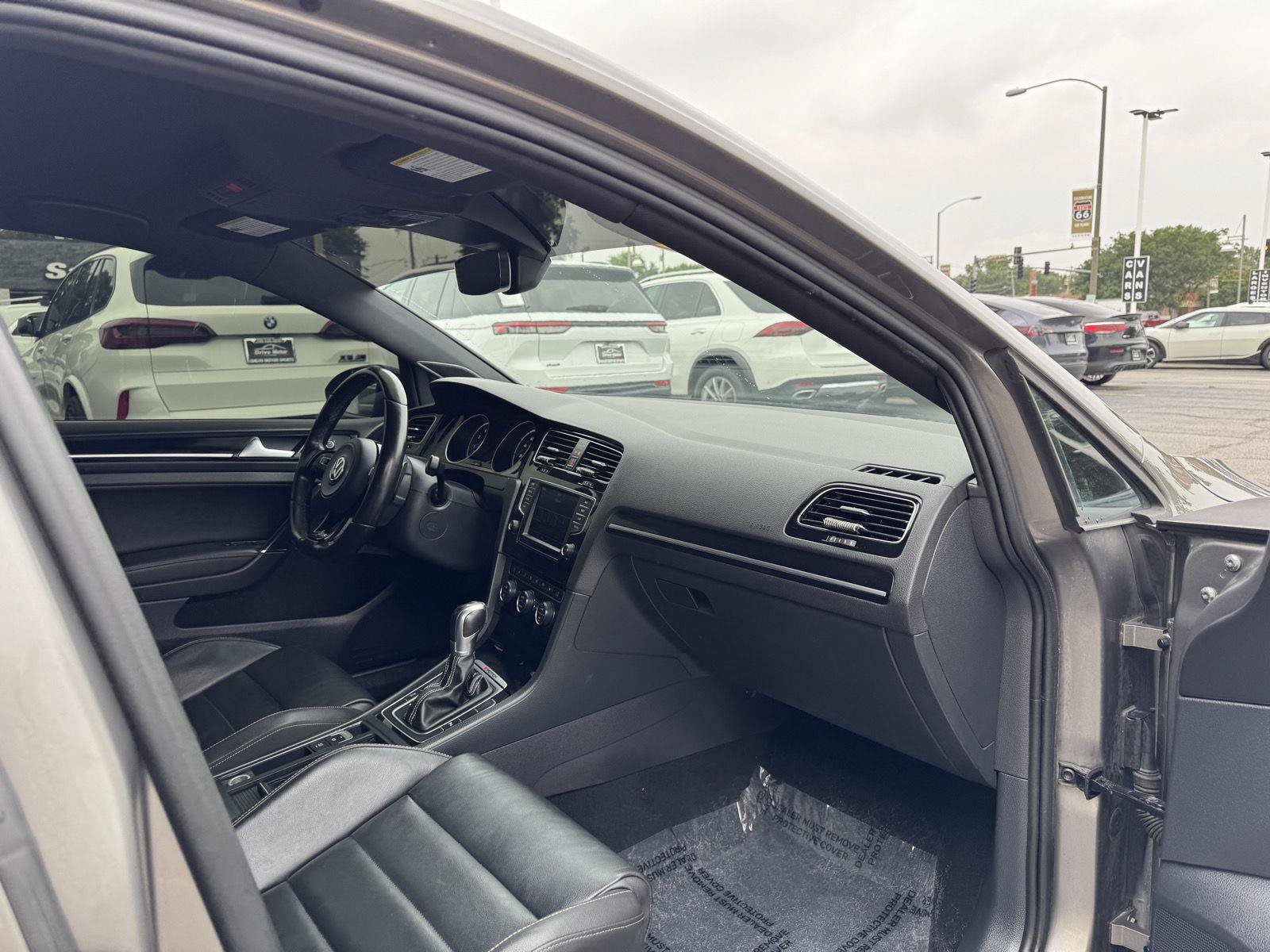 Used 2017 Volkswagen Golf R 4-Door AWD/4WD image 39