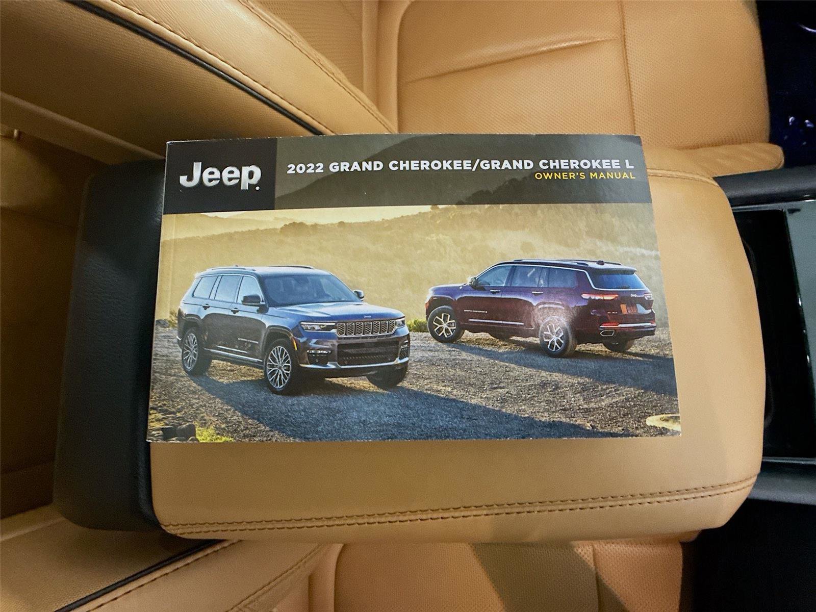 Used 2022 Jeep Grand Cherokee Summit w/ Luxury Tech Group V image 27