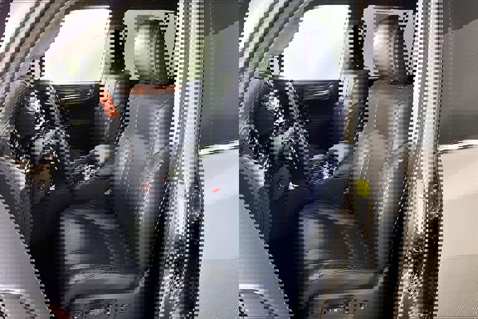 Used 2021 Lexus LX 570 4WD w/ 3rd Row & Luxury Pkg image 7