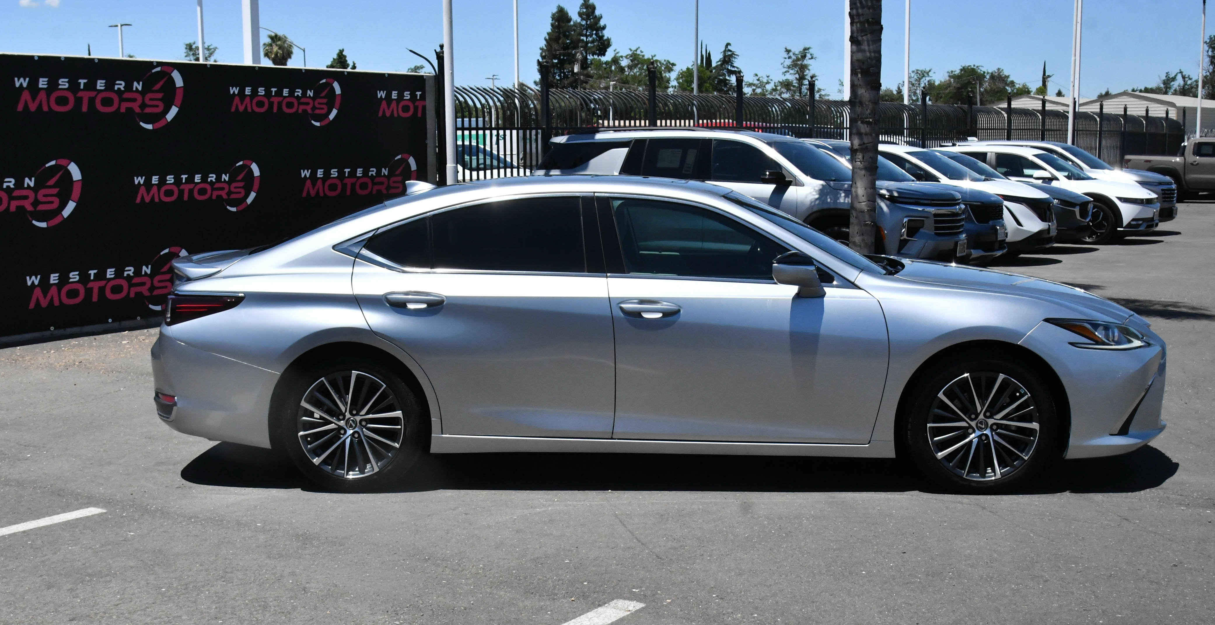Used 2023 Lexus ES 300h w/ Premium Package FWD image 9
