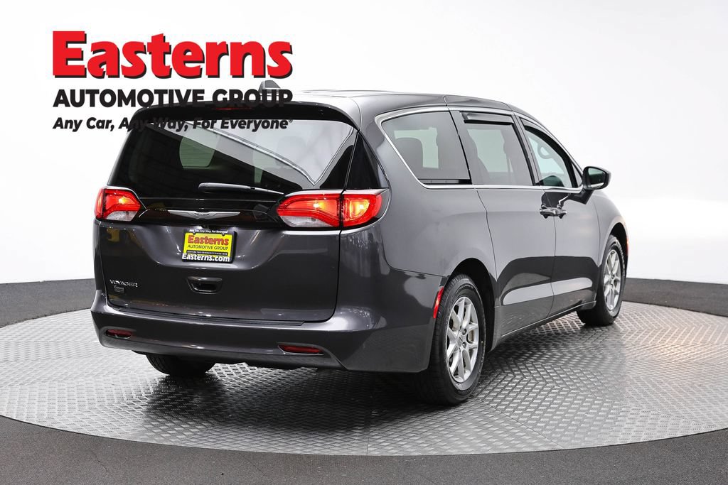 Used 2022 Chrysler Voyager LX FWD image 5