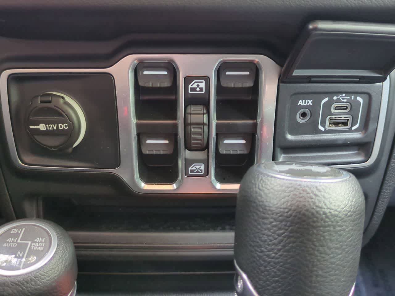 Used 2025 Jeep Wrangler Unlimited Sahara AWD/4WD image 30
