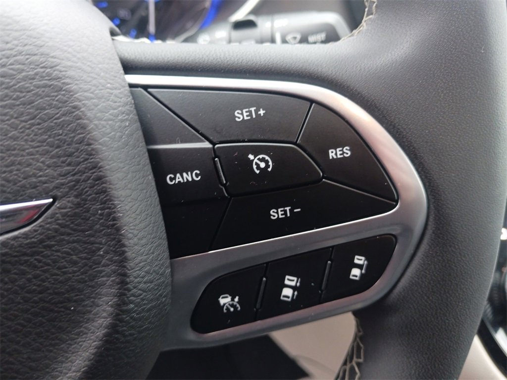 Used 2024 Chrysler Pacifica Touring-L image 32