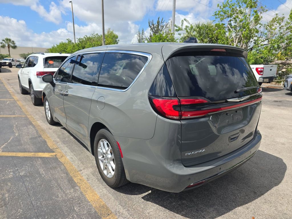 Used 2023 Chrysler Pacifica Touring-L FWD image 6