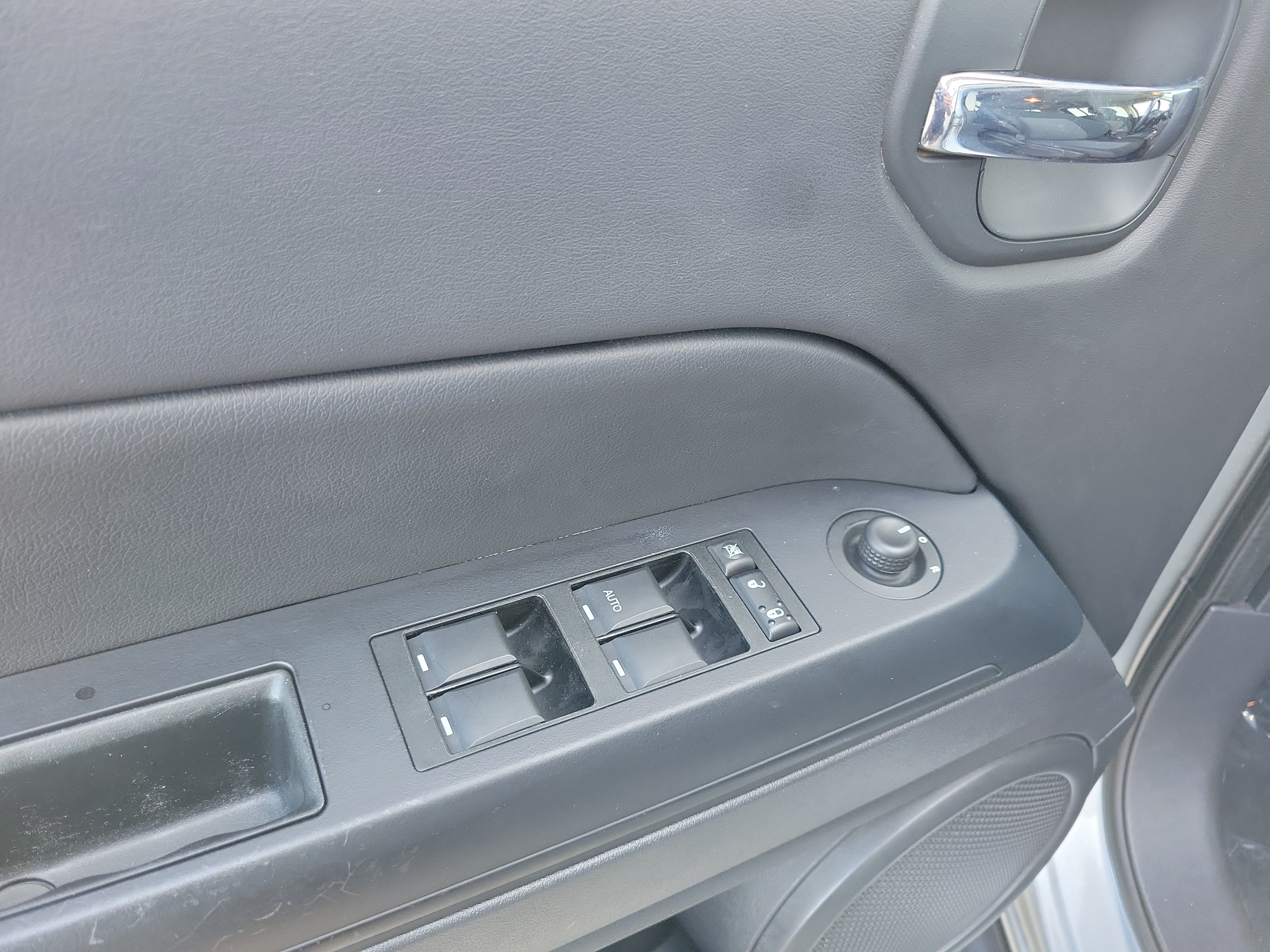 Used 2014 Jeep Patriot Latitude w/ All Weather Capability Group AWD/4WD image 18
