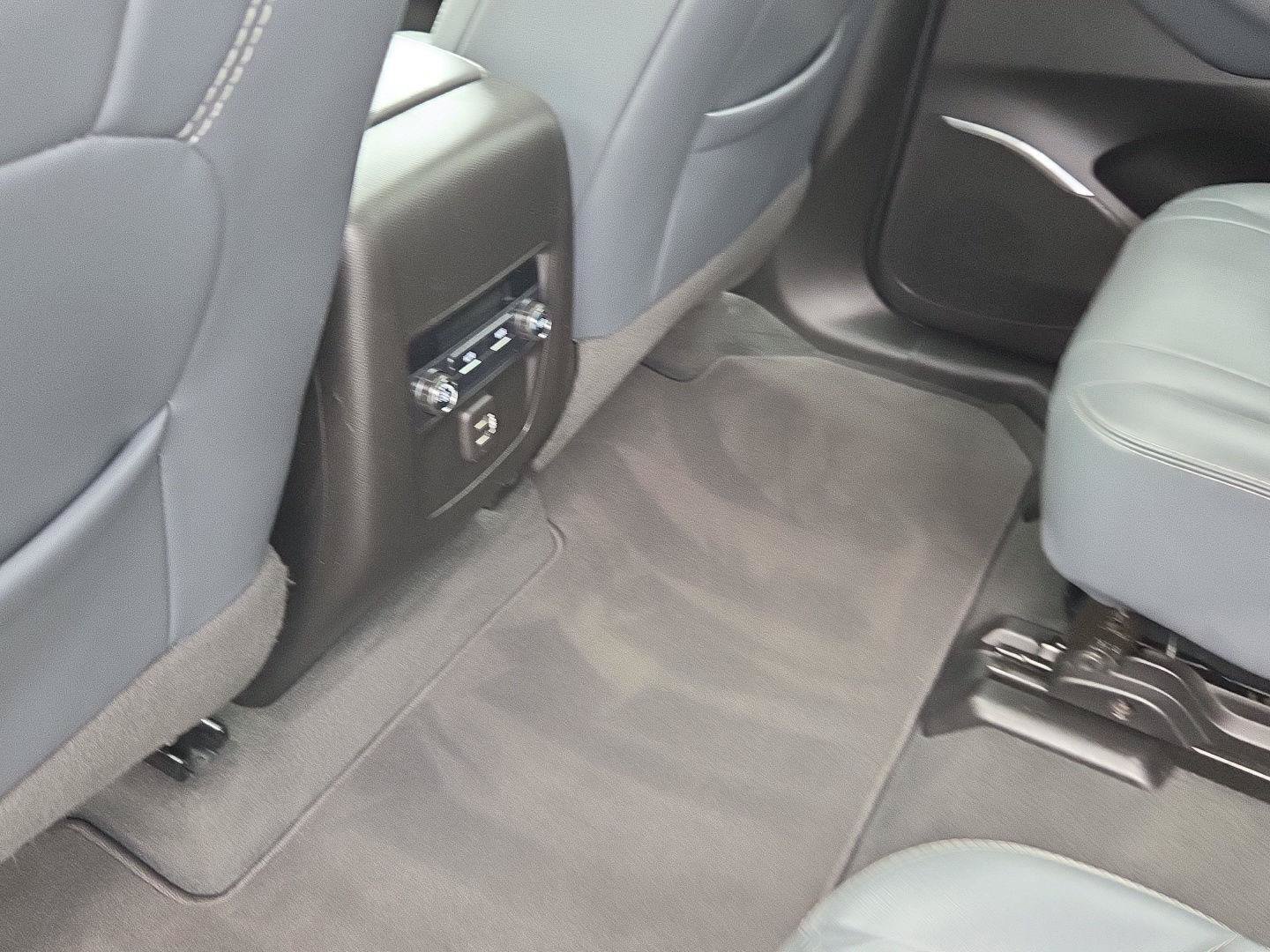 Used 2019 Buick Enclave Essence FWD image 21