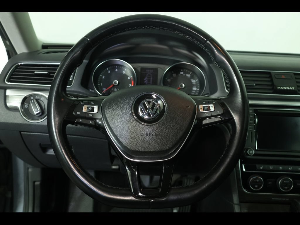 Used 2018 Volkswagen Passat 2.0T SE FWD image 18