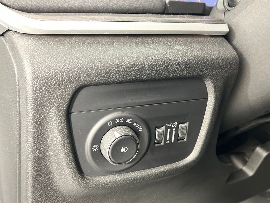 Used 2023 Jeep Grand Cherokee L Limited w/ Black Appearance Package image 27