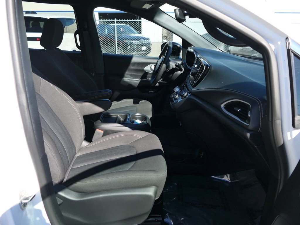 Used 2024 Chrysler Pacifica Touring image 26