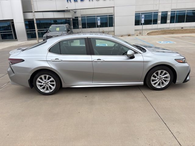 Used 2022 Toyota Camry SE image 2
