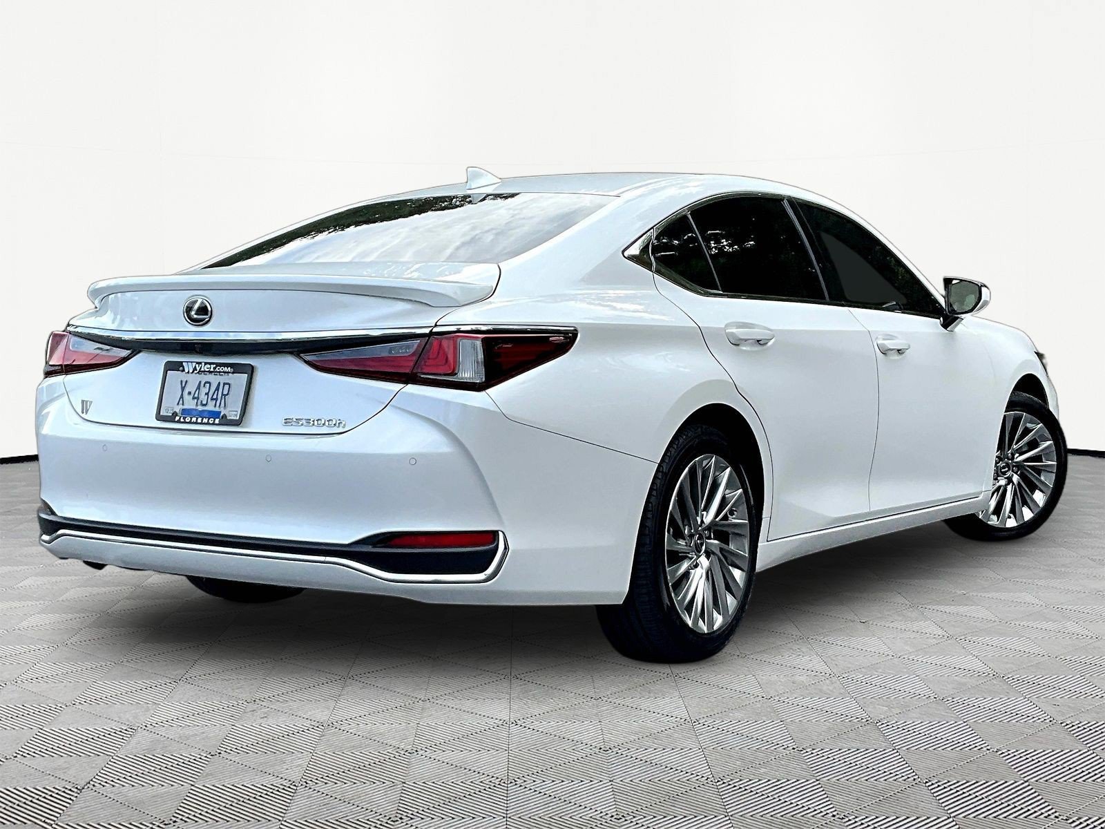 Used 2023 Lexus ES 300h w/ Accessory Package (Z2) FWD image 6