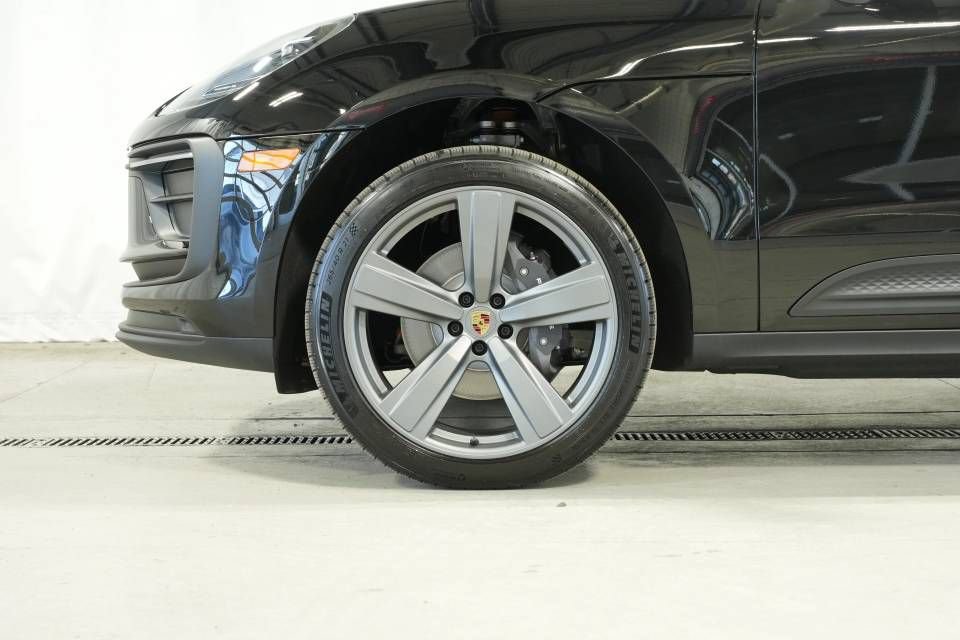 Certified 2026 Porsche Macan AWD/4WD image 41
