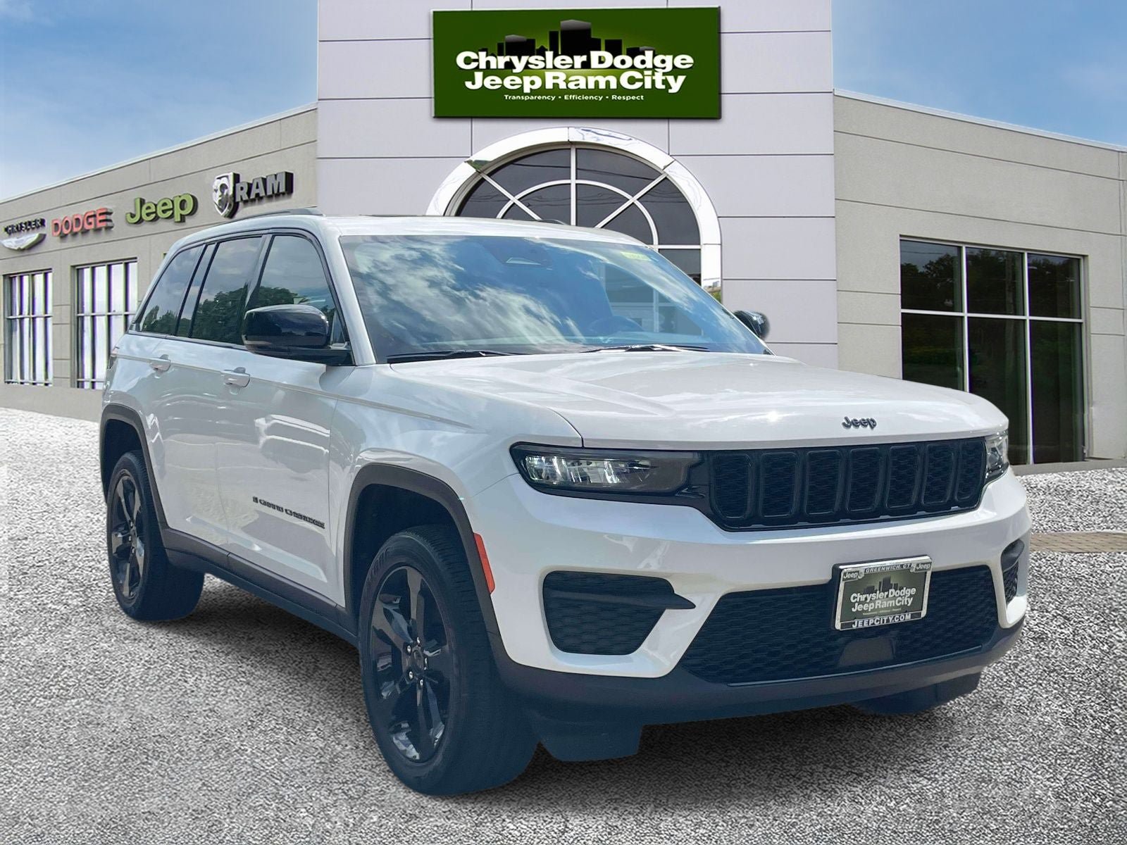 Used 2023 Jeep Grand Cherokee Altitude AWD/4WD image 4