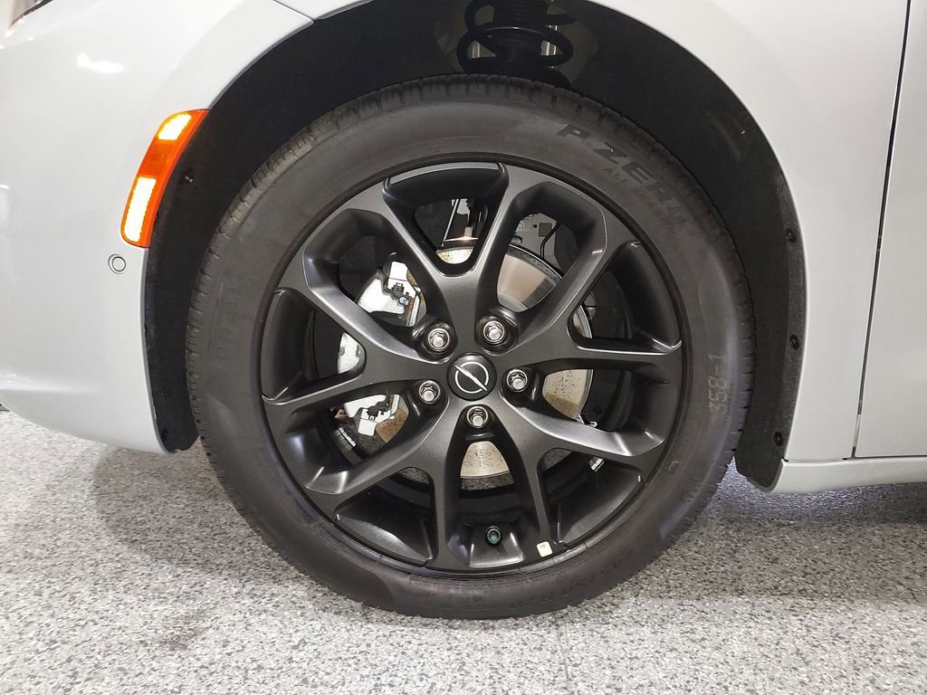 New 2026 Chrysler Pacifica Limited w/ S Appearance Package FWD image 16