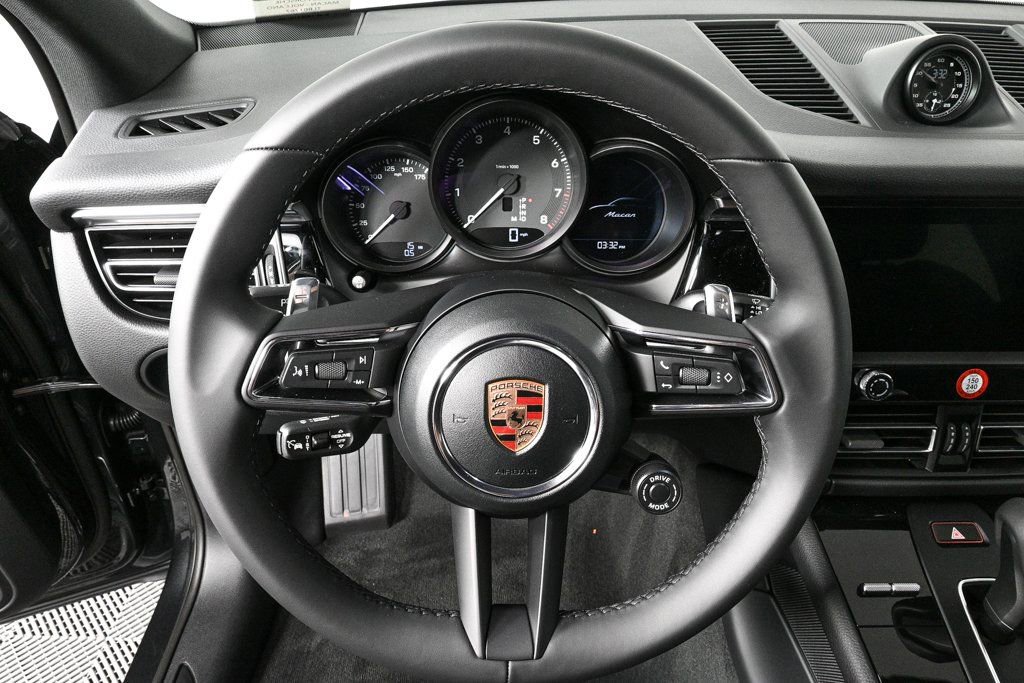 Certified 2026 Porsche Macan AWD/4WD image 9
