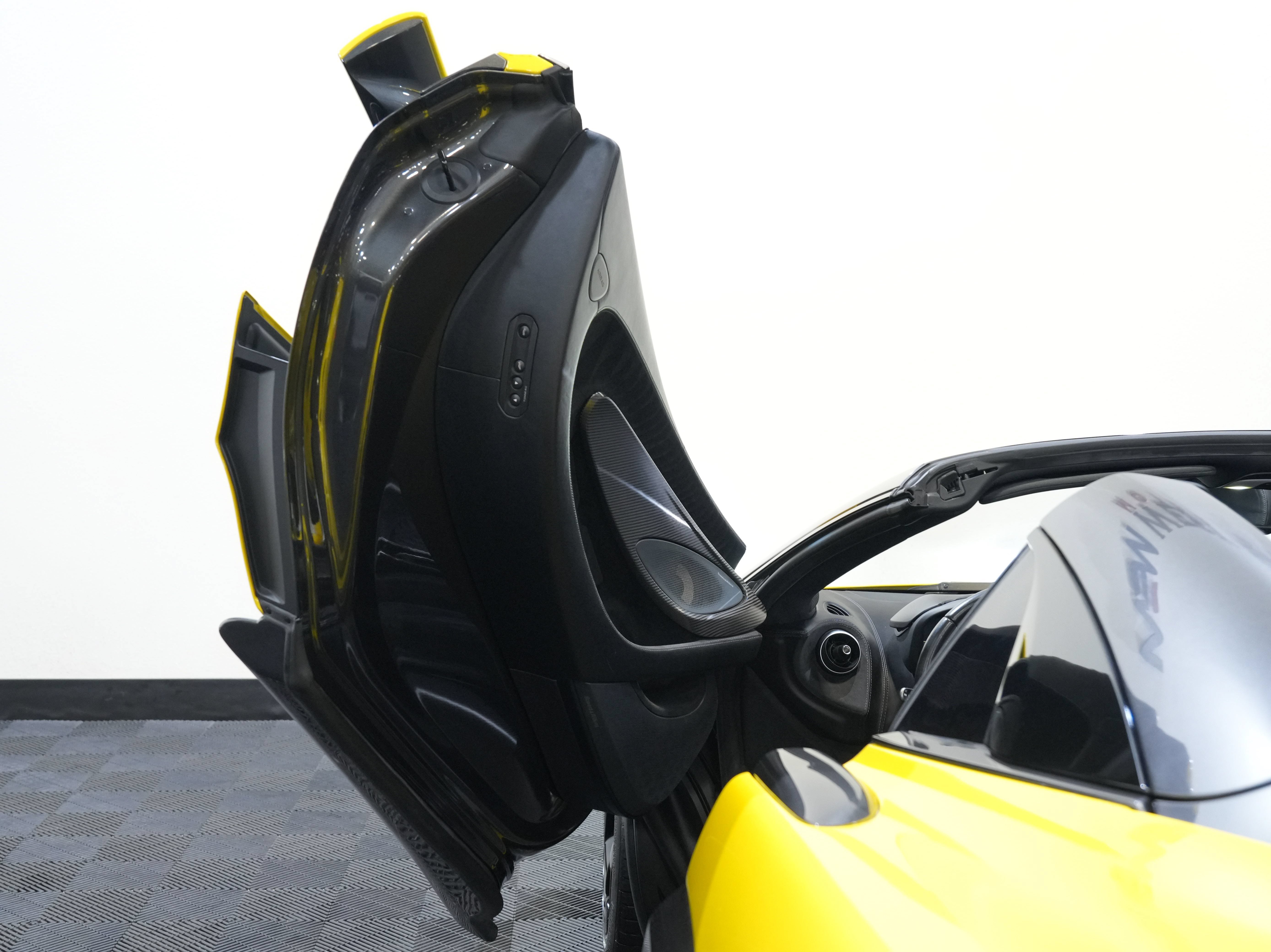 Used 2020 McLaren 600LT Spider RWD image 26