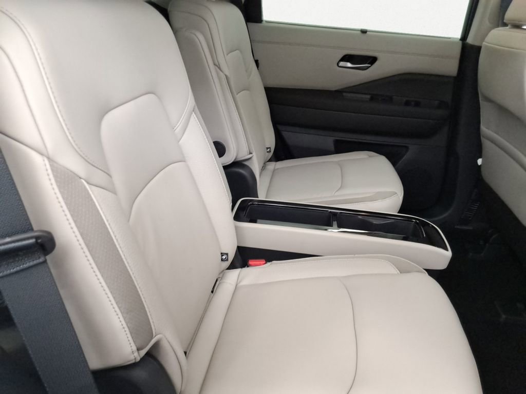 New 2025 Nissan Pathfinder SL image 15