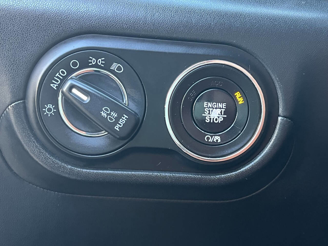 Used 2017 Maserati Levante w/ Luxury Package AWD/4WD image 38