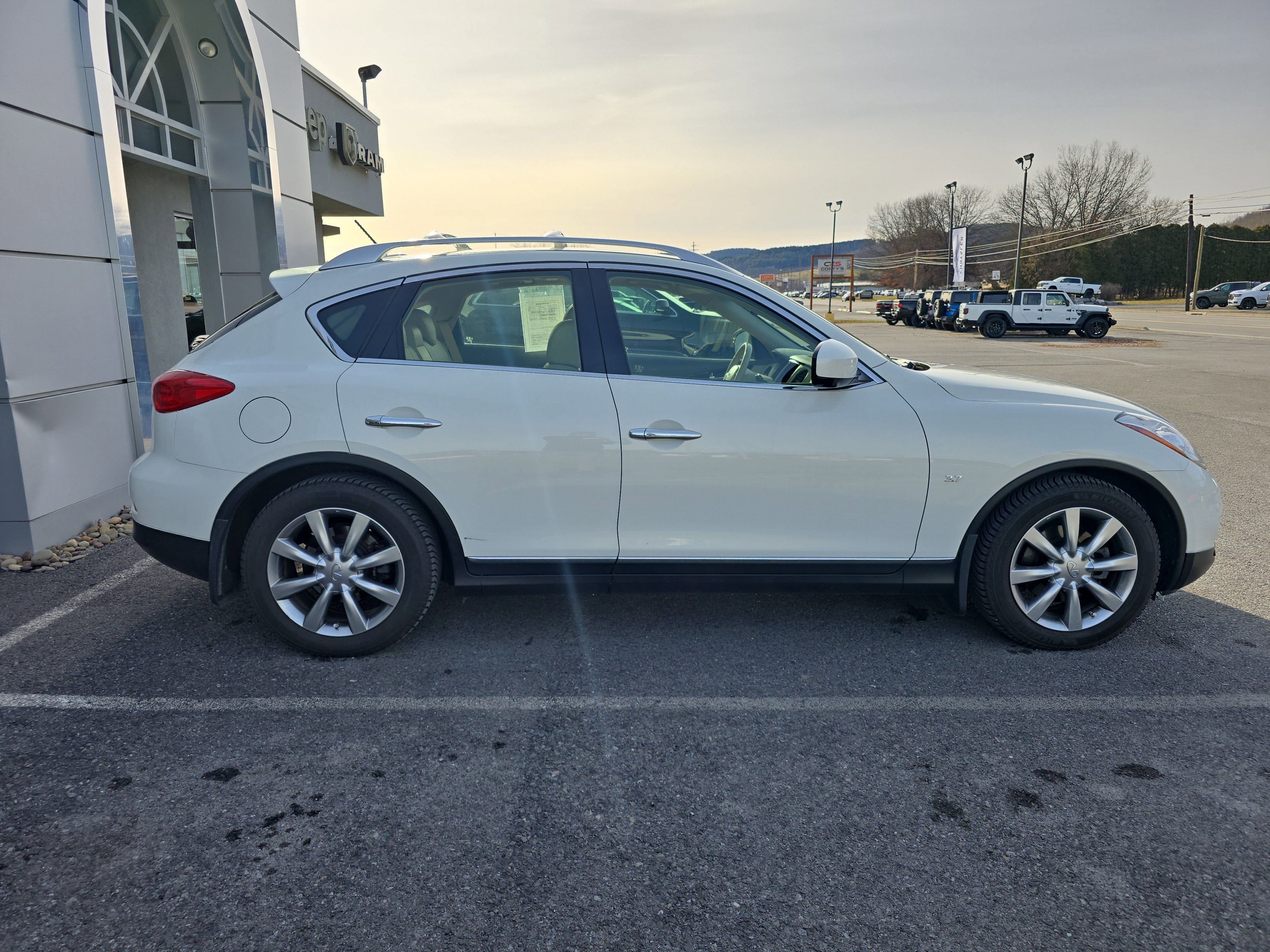 Used 2015 INFINITI QX50 Journey w/ Premium Package image 2