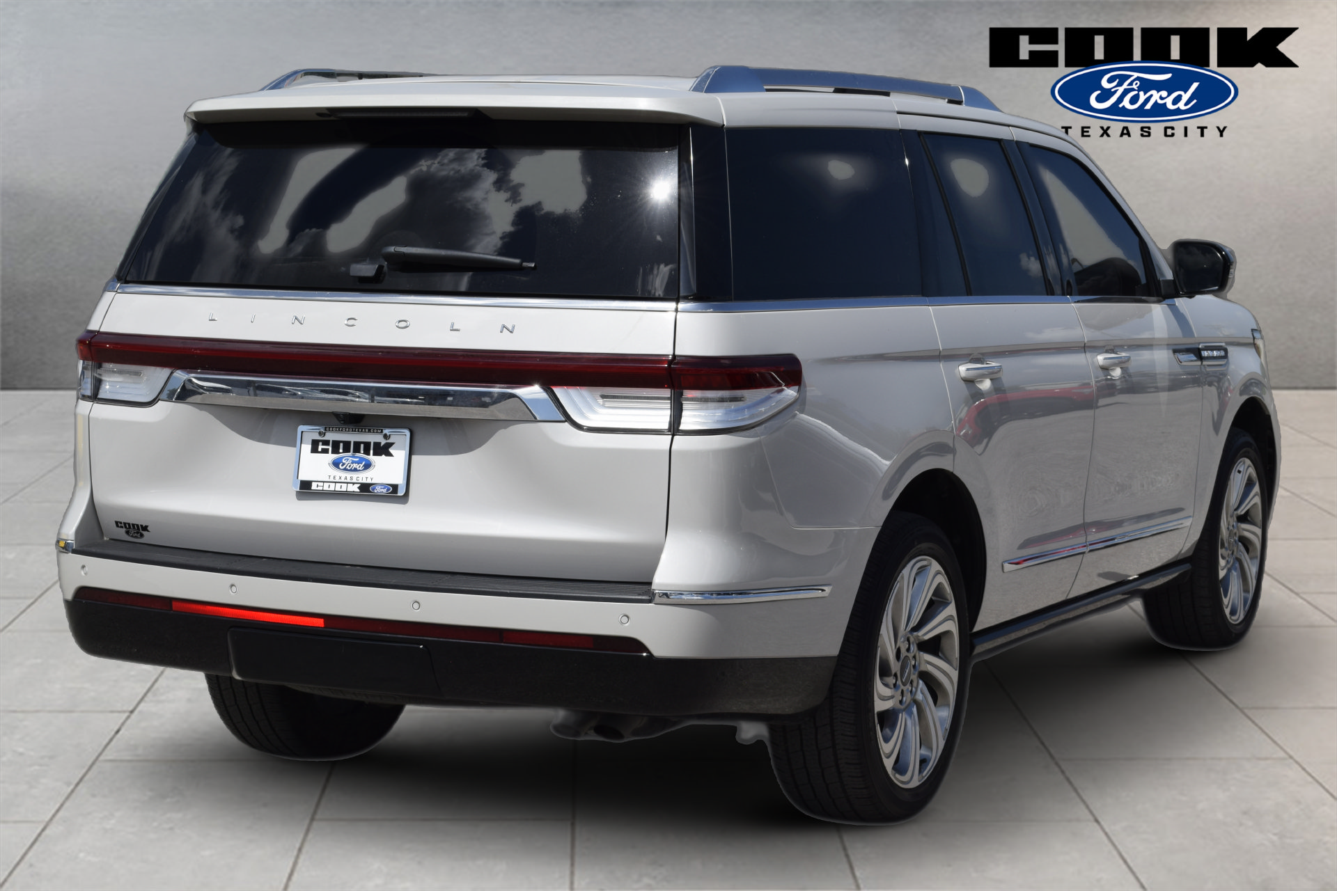 Used 2023 Lincoln Navigator Reserve RWD image 3