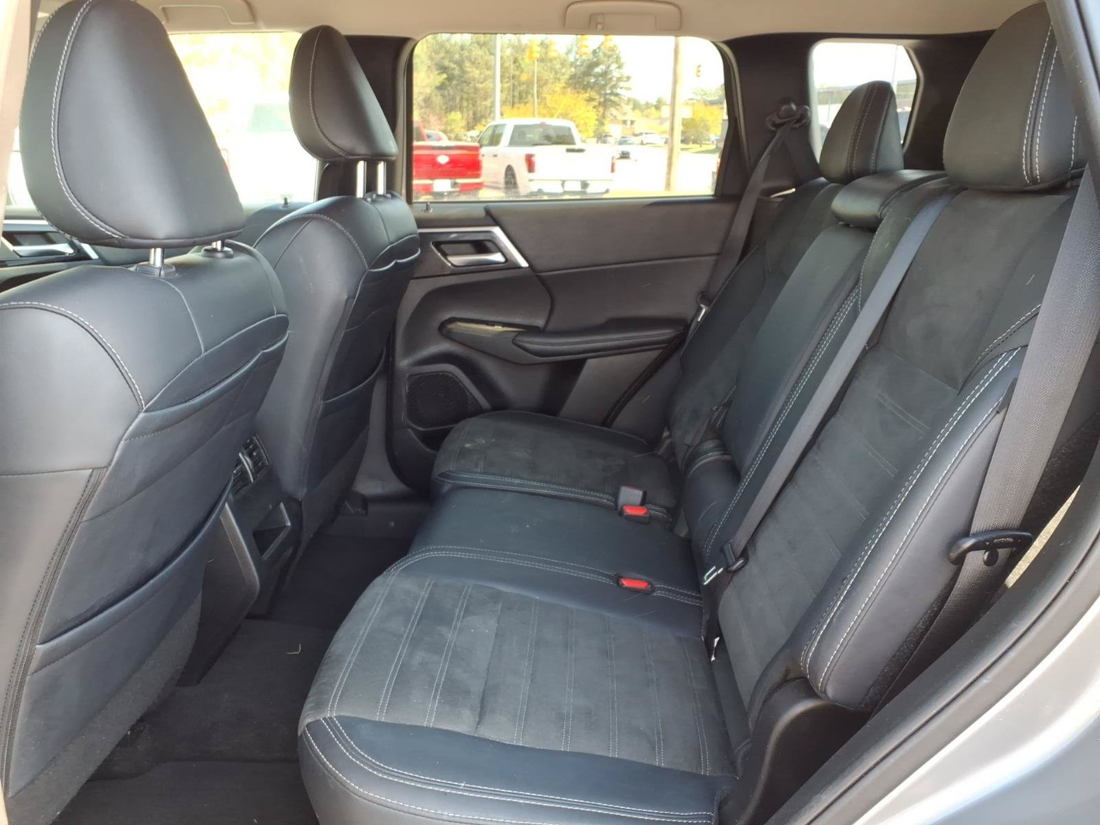 Used 2024 Mitsubishi Outlander SE AWD/4WD image 17