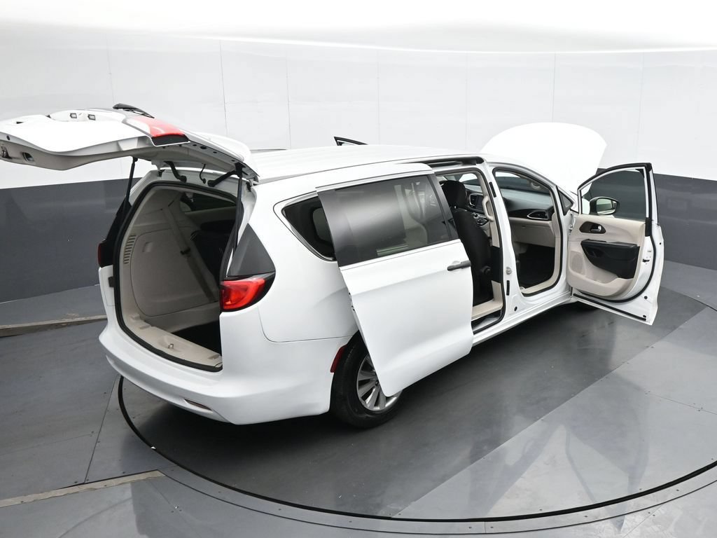 Used 2020 Chrysler Voyager L FWD image 40