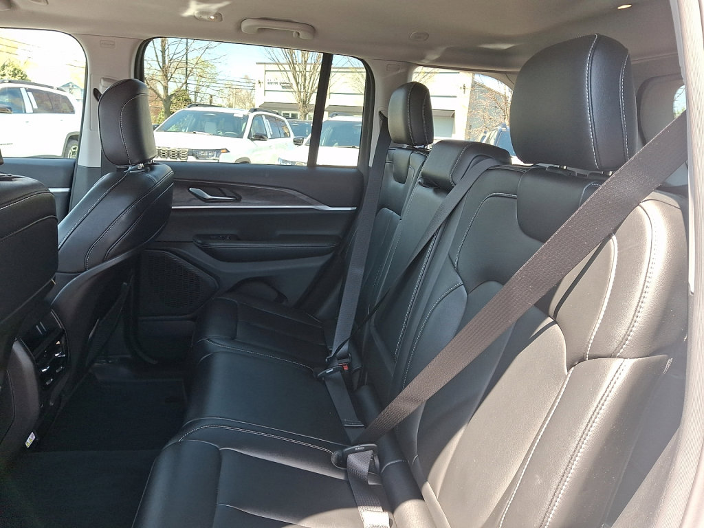 Used 2023 Jeep Grand Cherokee Limited image 20