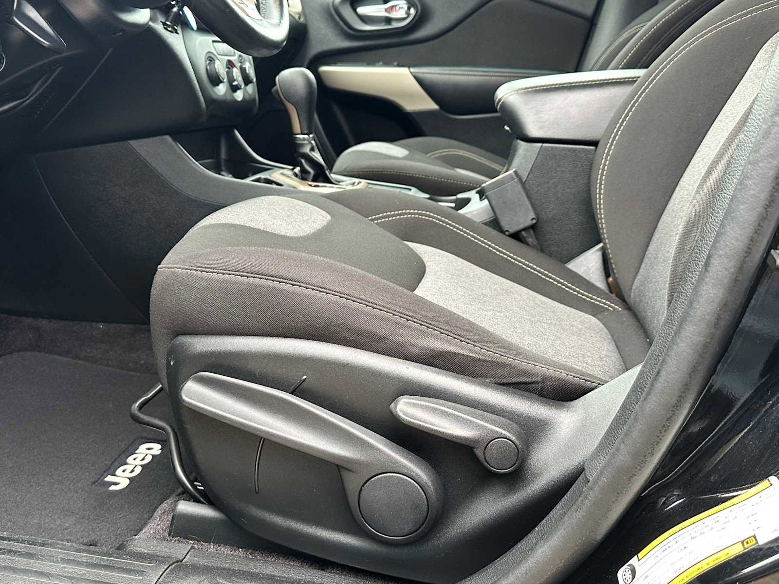 Used 2018 Jeep Cherokee Latitude w/ Altitude Package FWD image 14