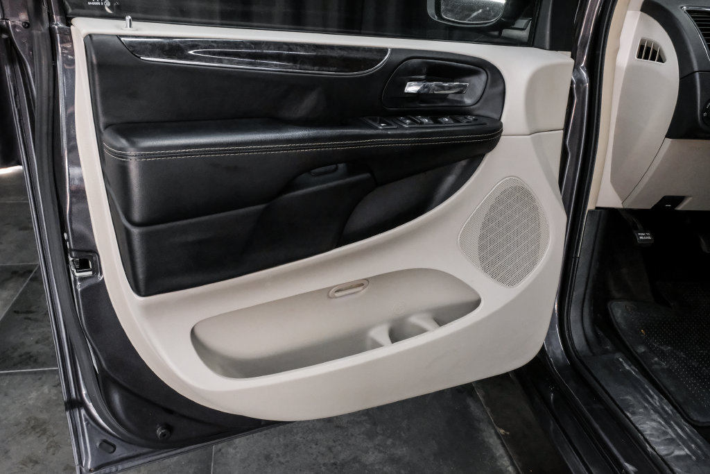 Used 2015 Chrysler Town & Country Touring w/ Driver Convenience Group FWD image 49