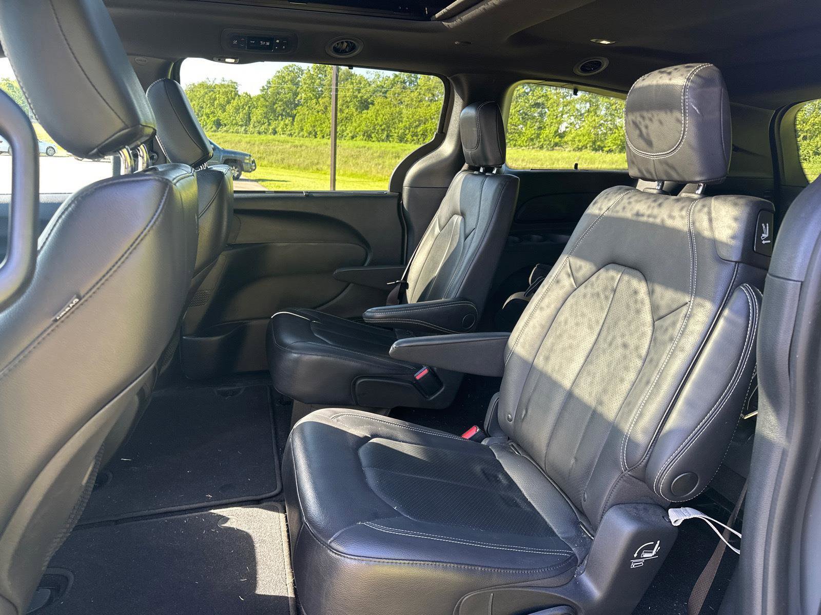 Used 2022 Chrysler Pacifica Touring-L w/ S Appearance Package FWD image 12