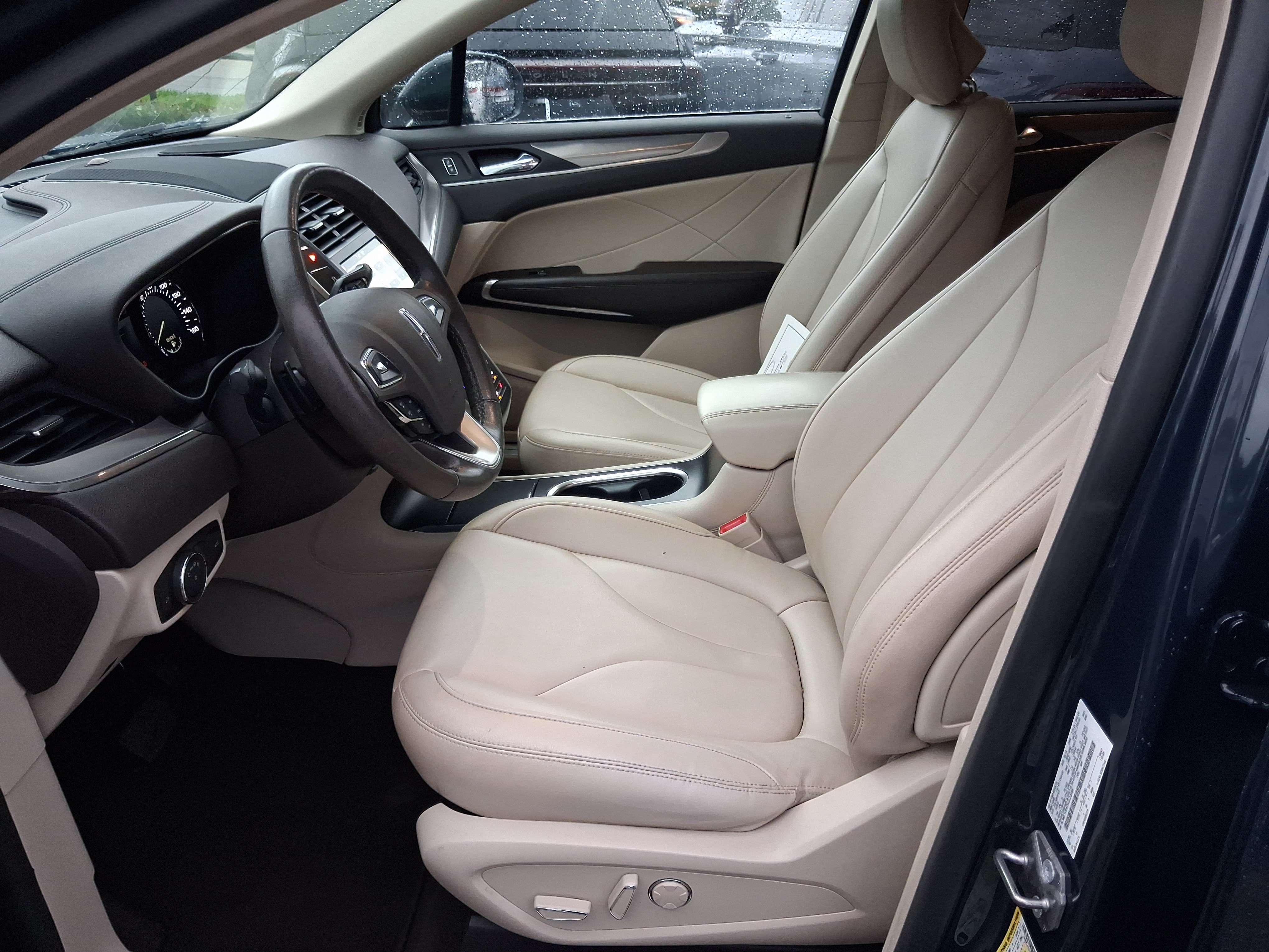 Used 2019 Lincoln MKC Premiere FWD image 12