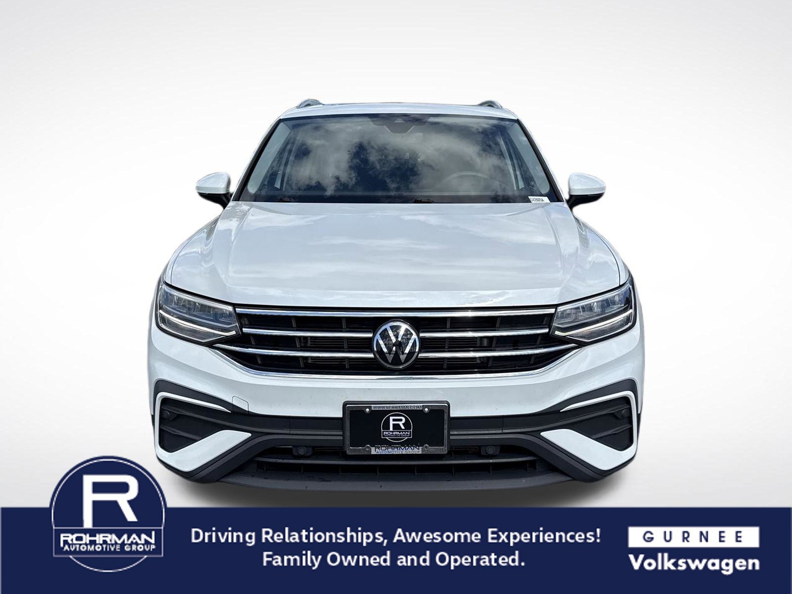 Used 2023 Volkswagen Tiguan SE w/ Panoramic Sunroof Package AWD/4WD image 3