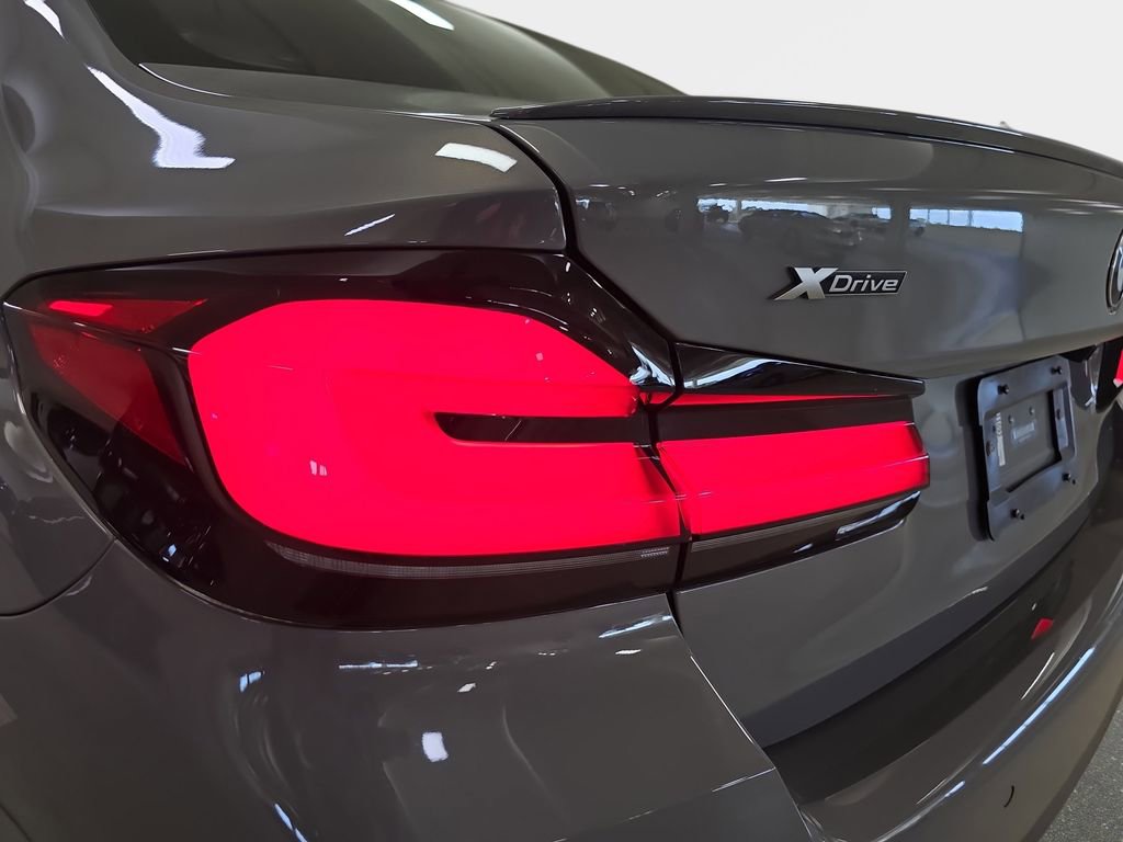 Used 2022 BMW M550i xDrive w/ Dynamic Handling Package AWD/4WD image 32