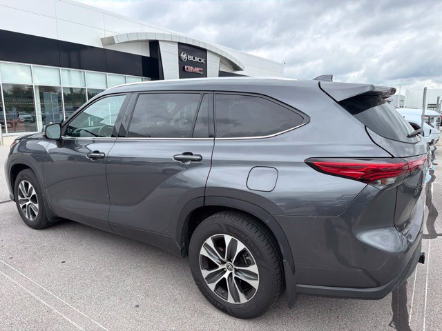 Used 2020 Toyota Highlander XLE AWD/4WD image 4