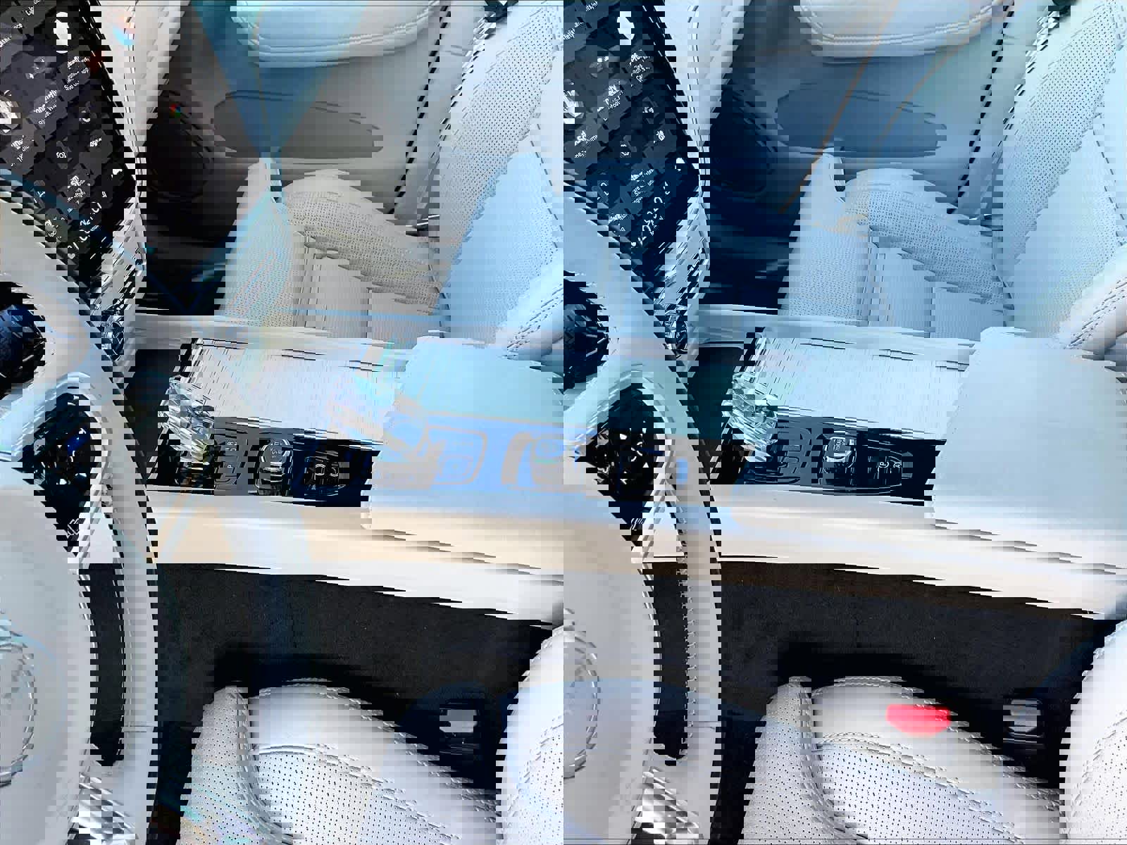 Used 2026 Volvo XC60 B5 Ultra w/ Climate Package image 19