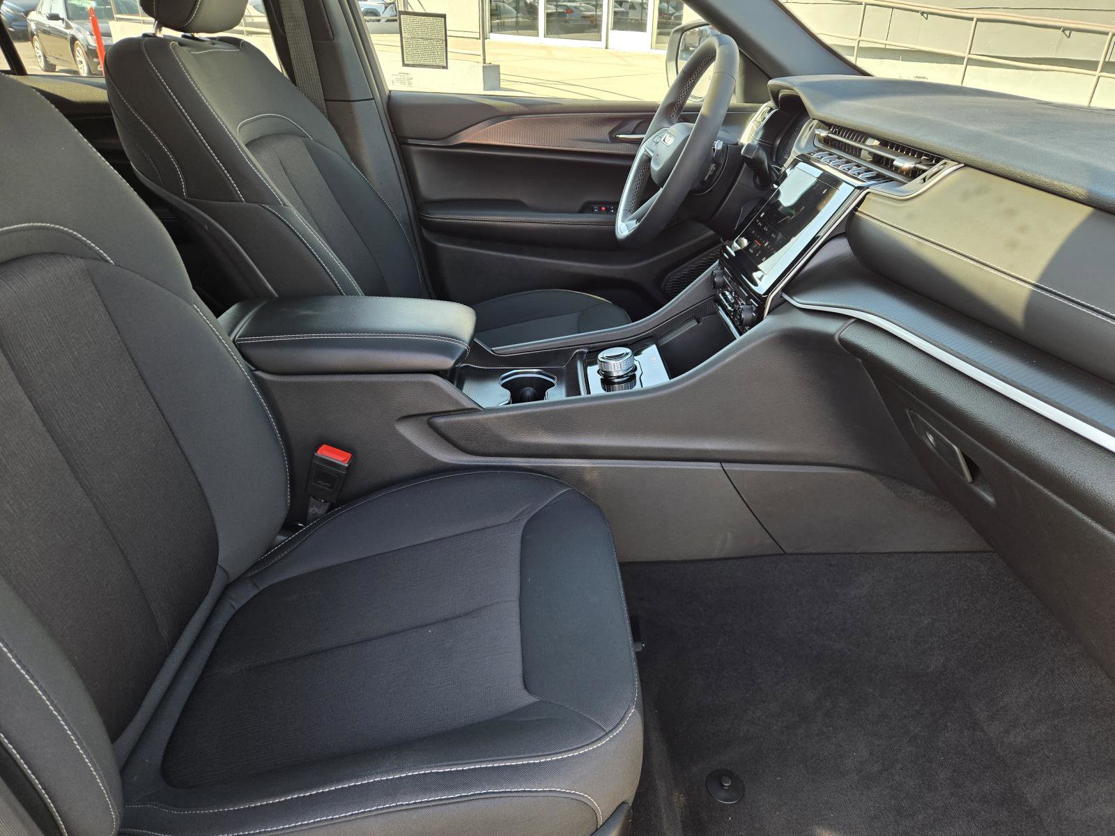 Used 2025 Jeep Grand Cherokee Laredo X image 32