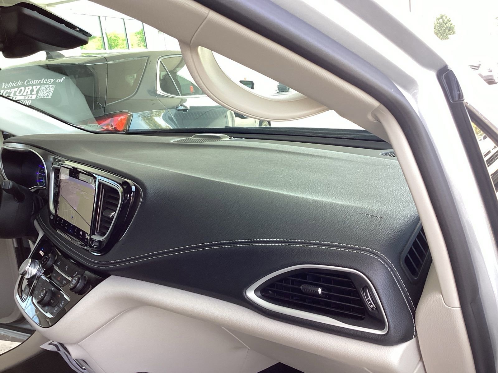 Used 2024 Chrysler Pacifica Select image 17