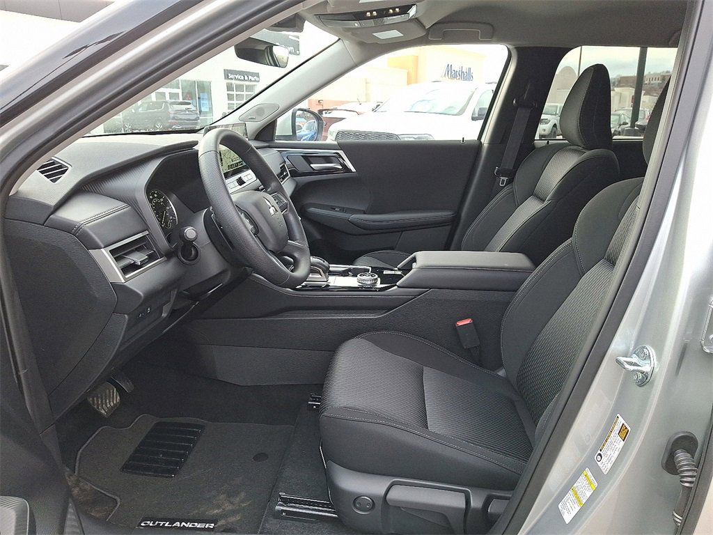 New 2026 Mitsubishi Outlander ES image 6