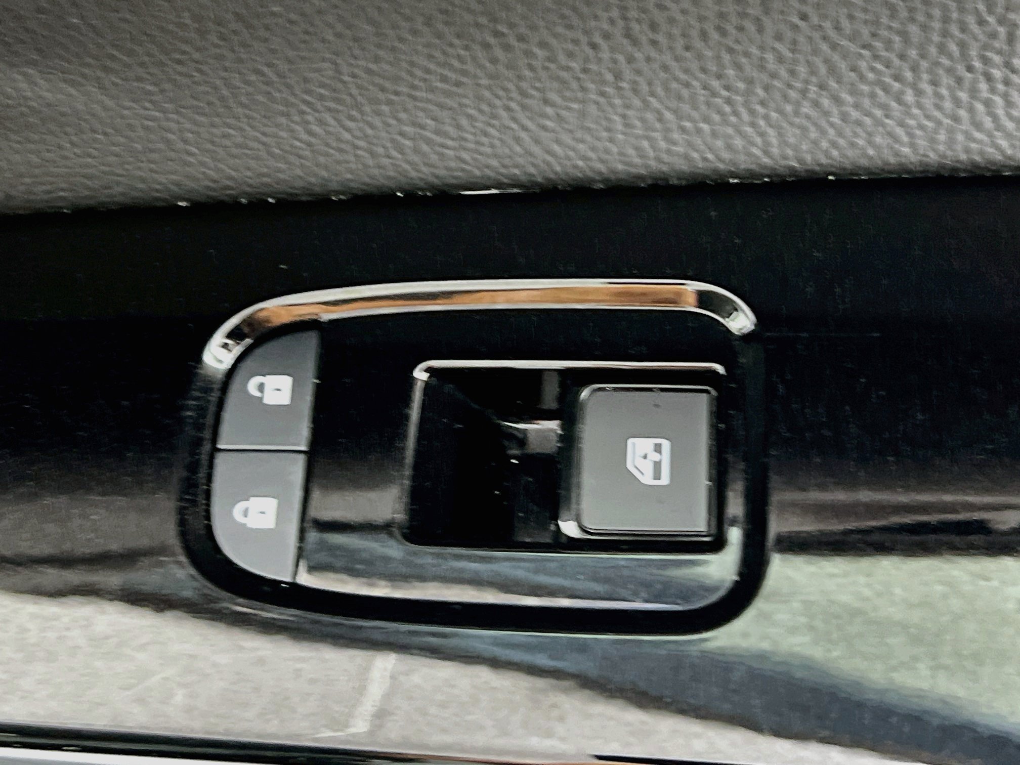 Used 2025 Nissan Pathfinder SL FWD image 31