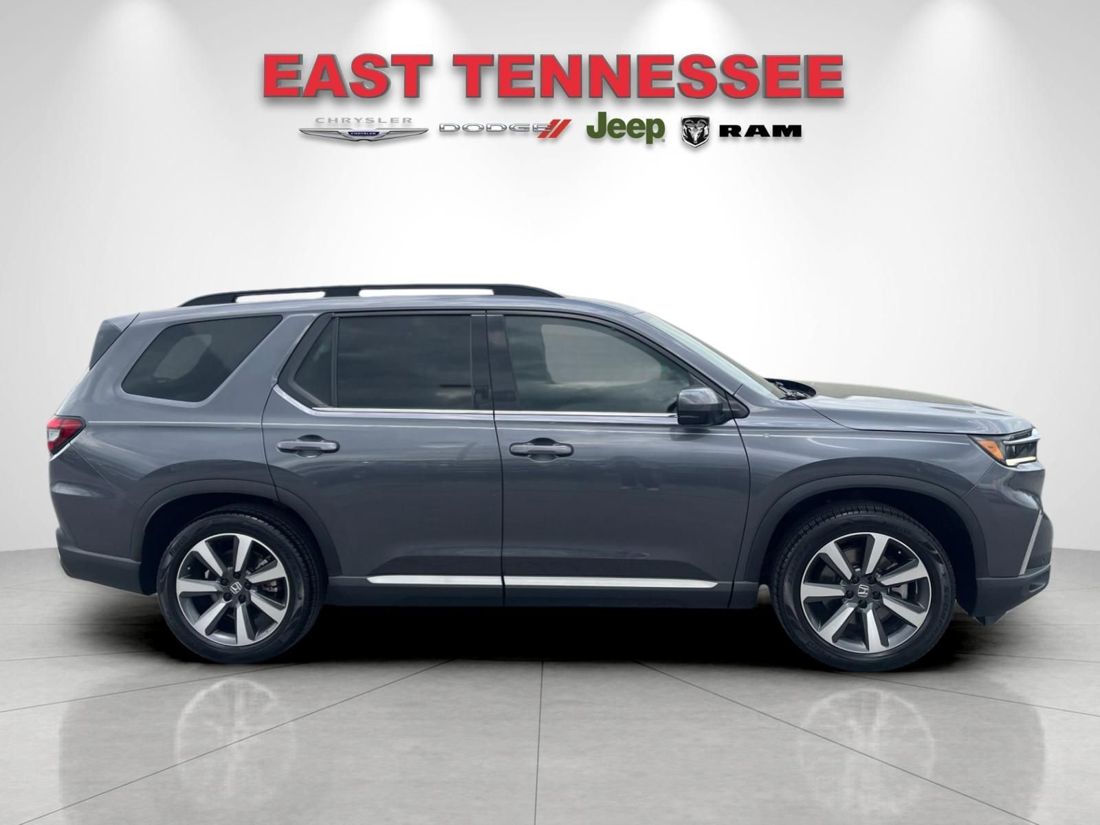 Used 2025 Honda Pilot Touring image 2