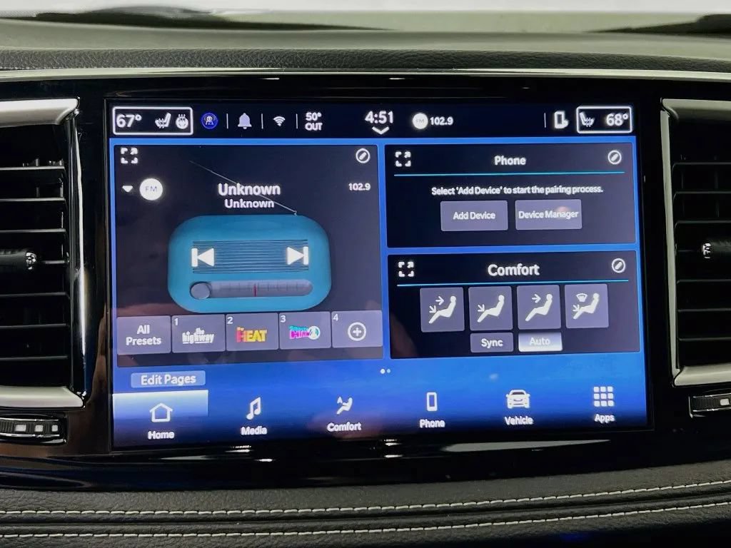 Used 2025 Chrysler Pacifica Select w/ Fav Edition Package FWD image 15