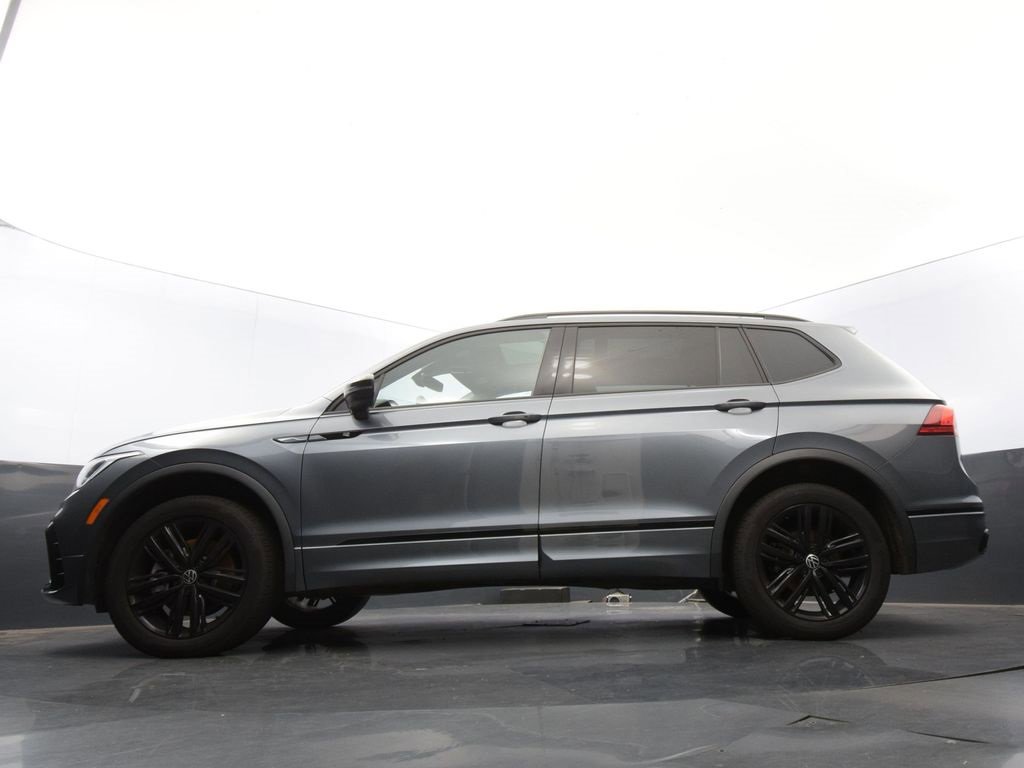 Certified 2022 Volkswagen Tiguan SE R-Line image 37