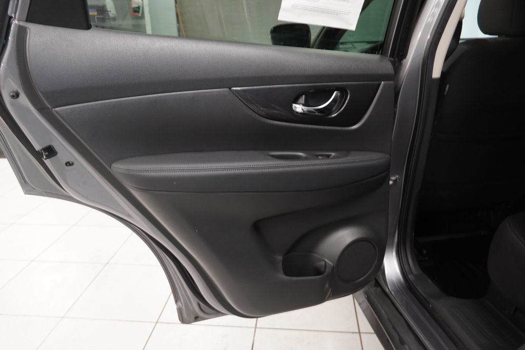 Used 2017 Nissan Rogue SV w/ SV Premium Package AWD/4WD image 25